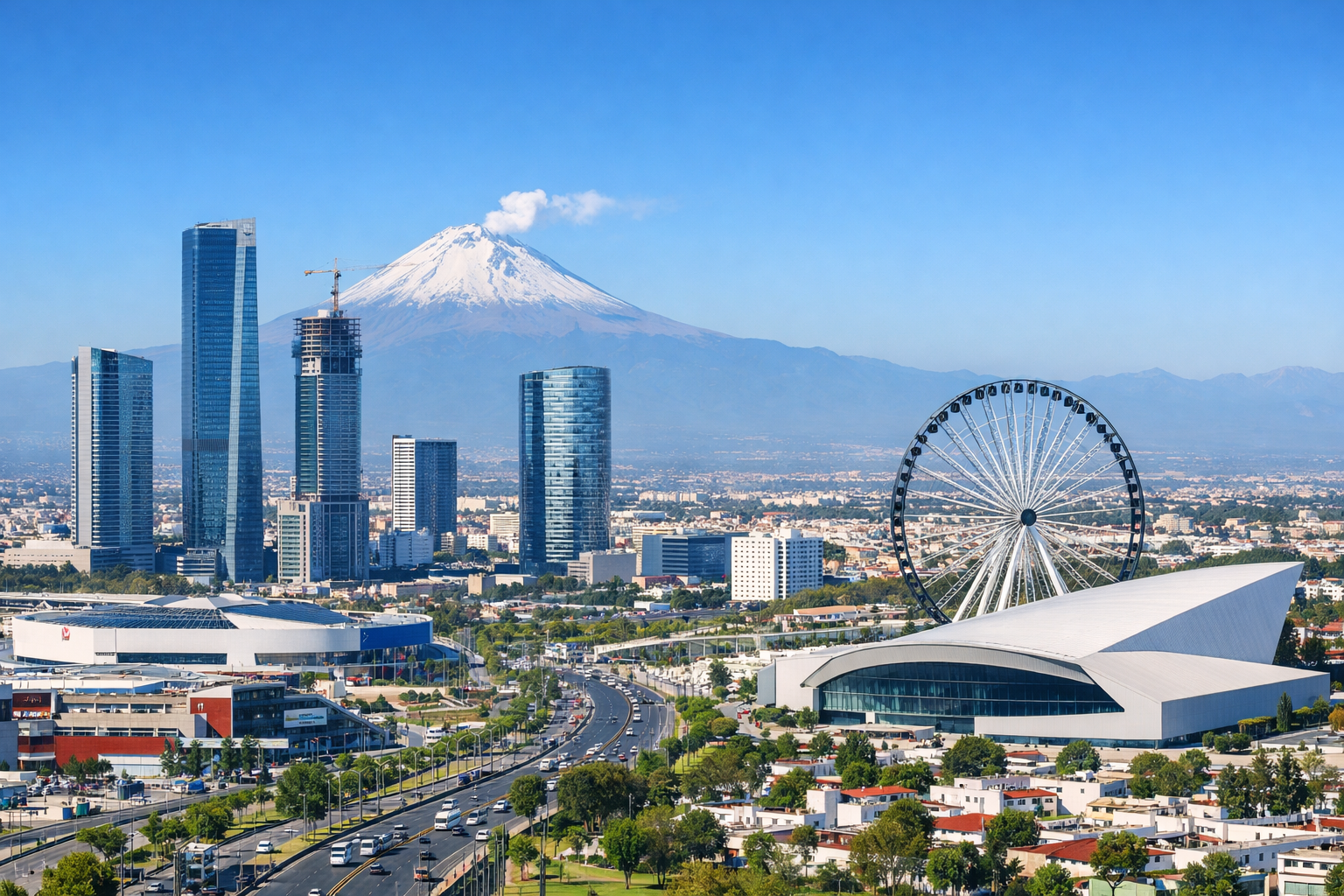 Vista panorámica moderna de día, de la ciudad de Puebla, México con el volcán Popocatépetl de fondo
