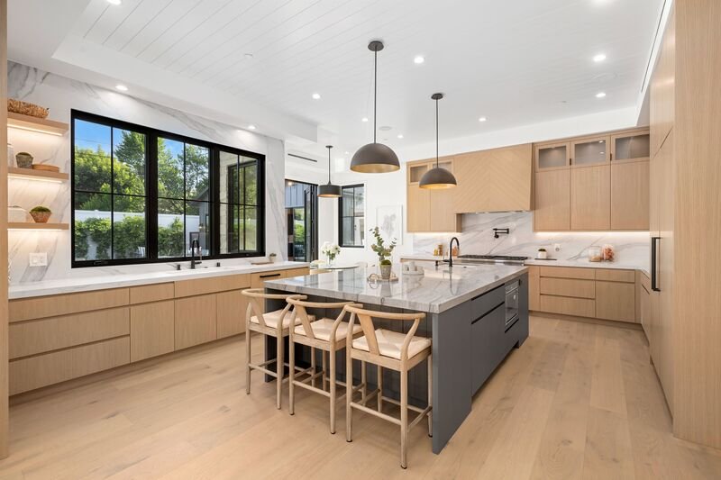 Cocina moderna interior con gran isla de madera.
